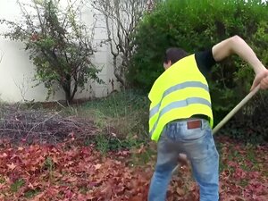 Regardez la milf excitée Sophie prend la bite de son employé dans