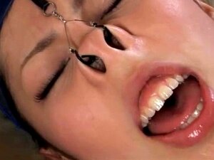 Femme esclave japonaise perverse avec du bétail. Femme esclave