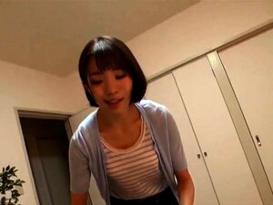 Une petite mignonne asiatique se fait vibrer et baiser sa chatte