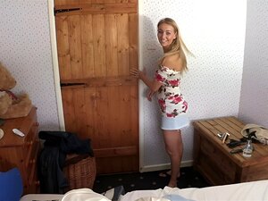 Mate cette blonde super chaude et excitée mignonne amateur qui pose.