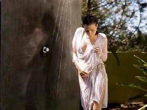 La mignonne sexy Valeria taquine sous la douche en plein air. La