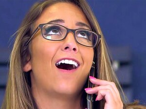 Brazzers - Layla London veut une bite de bureau