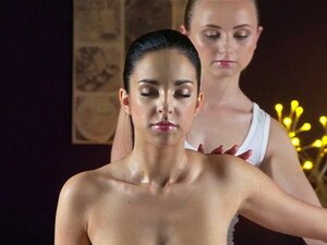Une lesbienne naturelle à gros seins mange la chatte de la masseuse.