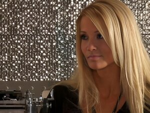 Vagin pilonné après coup. Babe fait une belle pipe et sent une
