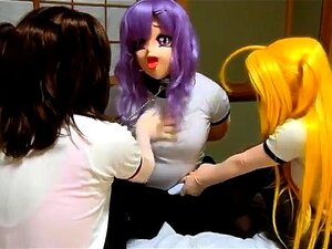 Des nanas japonaises masquées jouent leur drôle de fantasme lesbien