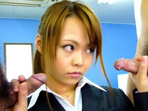 Une sexy fille de bureau asiatique suce ses collègues