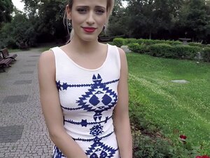 Découvrez la puissance brute des rues alors qu'une belle Tchèque se