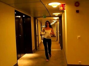 Une MILF brune sensuelle se fait baiser fort dans une chambre d'hôtel
