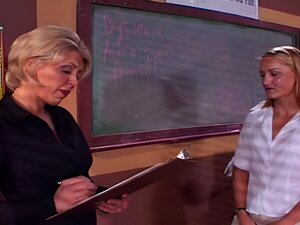 MAMAN ADORE LA CHATTE - Prof chaude avec MILF. Prof sexy et chaude