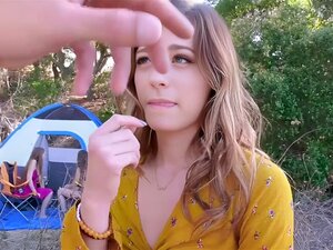 Trois mignonnes partent en randonnée en plein air avec un mec comme
