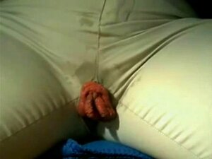 Rideaux de viande juteuse à travers le pantalon. Rideaux de viande