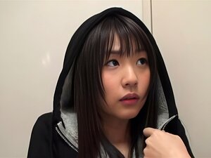 Vivez un plaisir ultime alors qu'une superbe japonaise sexy s'adonne