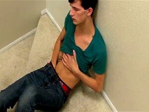 Le twink chaud, le bottom boy en chaleur, travaille sa fente et sa