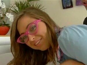 Écolière éjaculatrice portant des lunettes baisée en équipe