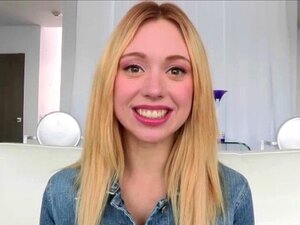 La mignonne excitée Tyler se fait baiser après une interview torride