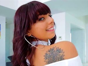 Une nana pornstar se fait pénétrer le trou du cul avec une énorme