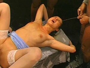 Fête orgie hardcore et sauvage. Sexe de groupe brûlant avec des