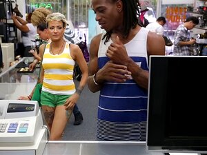 Mec vend la douce chatte de sa copine au prêteur sur gages et la