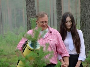 Une étudiante mignonne et innocente baise son pervers chez le