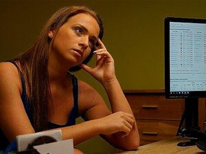 La pauvre écolière sait comment gérer tous ses problèmes d'argent