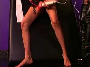 La petite Lystra attachée et bâillonnée pour s'amuser et taquinée