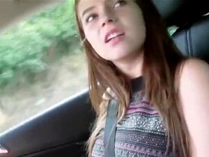 Les cheveux bruns impudiques font souvent de l'auto-stop et baisent de