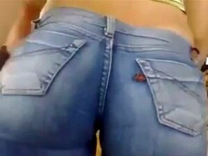Super cul en short jean serré
