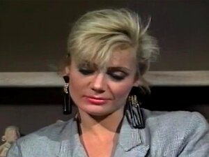 Blonde classe nue et chevauchant une bite