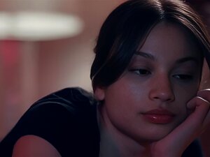 Couguar aux gros seins Jaclyn Taylor grignotant la chatte de sa