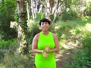 Découvrez la séduction en plein air ultime avec Korin ! Regardez