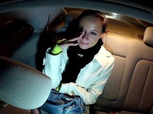 Une chatte poilue amateur se fait baiser dans un faux taxi la nuit. La