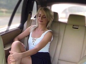 Chatte dorée exhibant ses cheveux pour une réduction de taxi