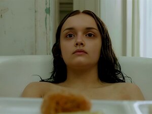 Olivia Cooke nue - Les Quiets - 2014. Il n'y a aucun autre indice de