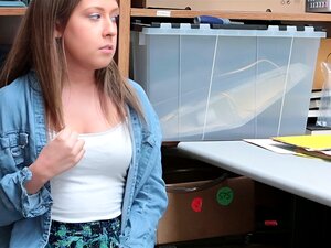 Une mignonne voleuse se fait gicler. Une mignonne voleur amateur se