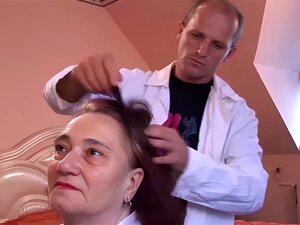 une grand-belle-belle-mère poilue extrêmement excitée se fait