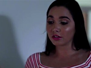 La belle-fille sort avec la chaude maman Nina Elle