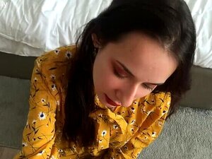 Une étudiante de 18 ans m'a baisé pour de l'argent dans une chambre