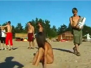 Belle fille nue à la plage