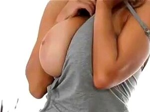 Une belle blonde avec de gros melons naturels baise après le sport