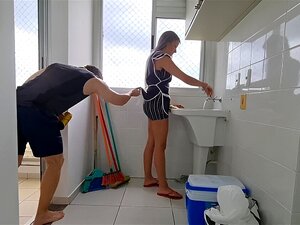 Princesse Scarlett Blonde - Femme de ménage Domination des pieds EP