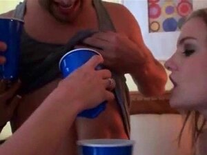 Des nanas affamées de sexe jouent à des jeux sexuels à une orgie