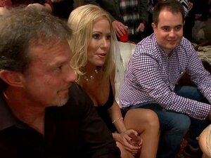 Salope asiatique tripotée en public. Petite salope asiatique brune