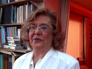 Mamie avec une fissure percée et mouillée se déshabille et jouets,