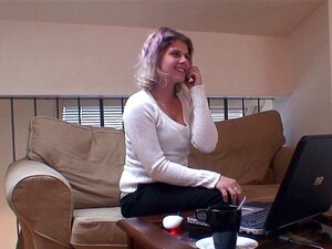 Elle trouve une maman blonde à gros seins chevauchant la bite de son