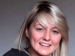 Casting de poupée quitte après du sexe hardcore et de la baise anale