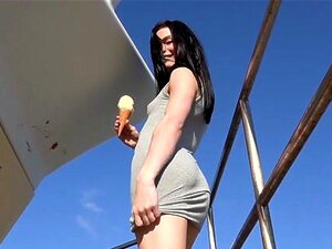 La mignonne Sadie Blake se fait sucer en POV dans une voiture