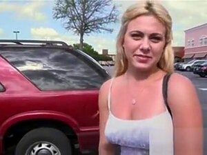 Un mec retire une fille de la rue pour un pipe