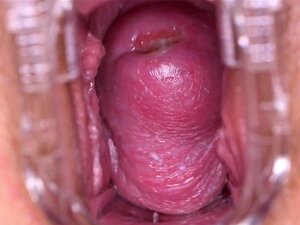 La chatte tchèque dégueulasse écarte son petit vagin jusqu'à la