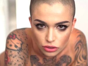 La pornstar chauve avec beaucoup de tatouages chevauche de manière