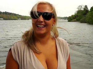 Vraiment chaude fille avec une belle paire de seins rebondissants, son